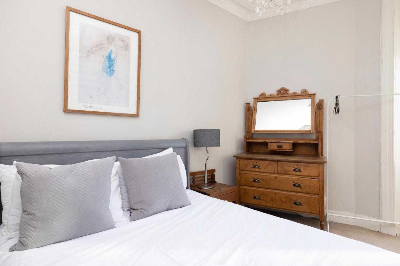 Joivy Old Town 1-Bed Apartment With Stunning Views Edinburgh Bagian luar foto