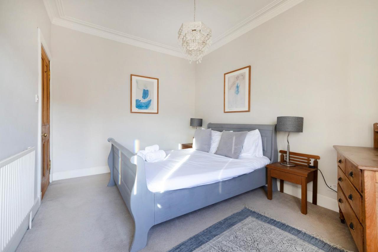 Joivy Old Town 1-Bed Apartment With Stunning Views Edinburgh Bagian luar foto