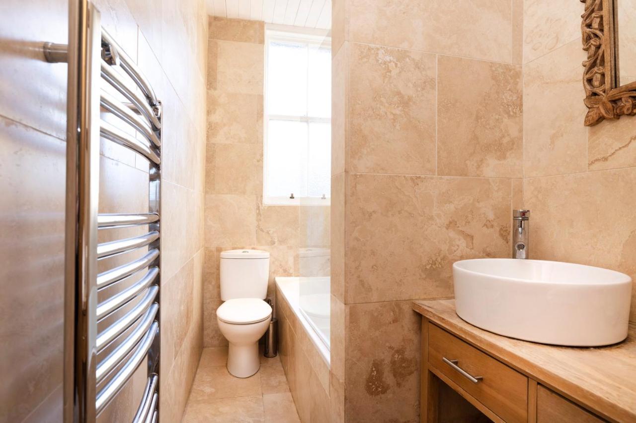 Joivy Old Town 1-Bed Apartment With Stunning Views Edinburgh Bagian luar foto