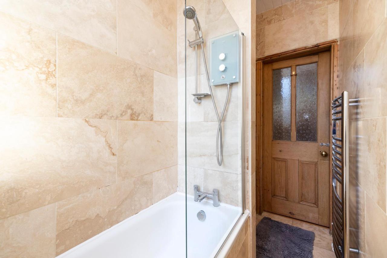 Joivy Old Town 1-Bed Apartment With Stunning Views Edinburgh Bagian luar foto